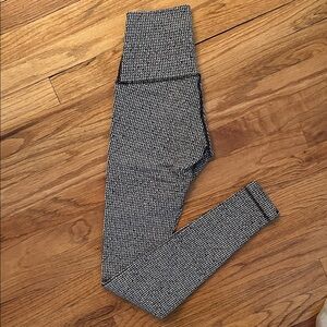 Lululemon Sz 4 High-Waisted Leggings black and white pattern